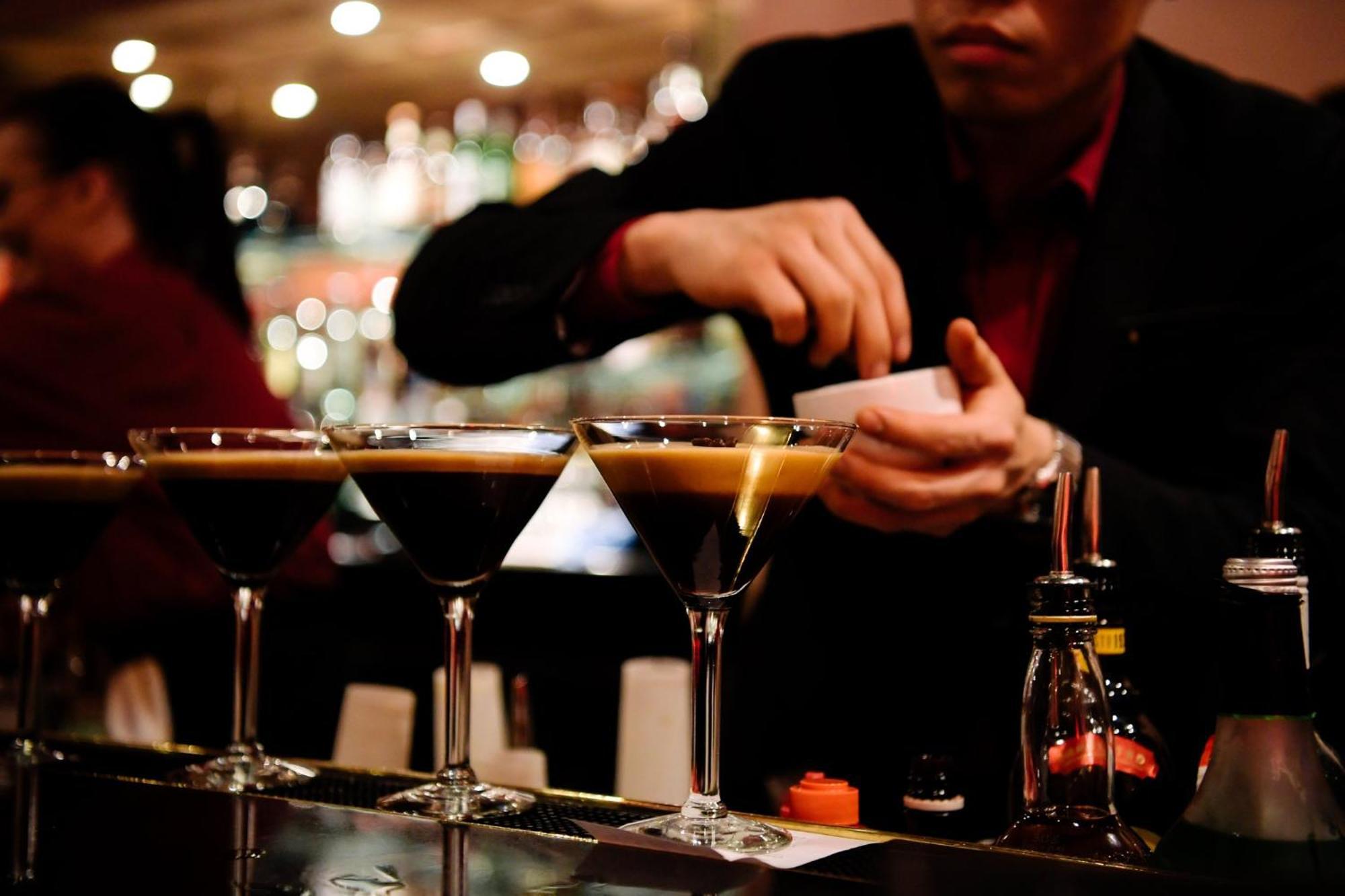 InterContinental Adelaide, an IHG hotel Buitenkant foto A bartender at work