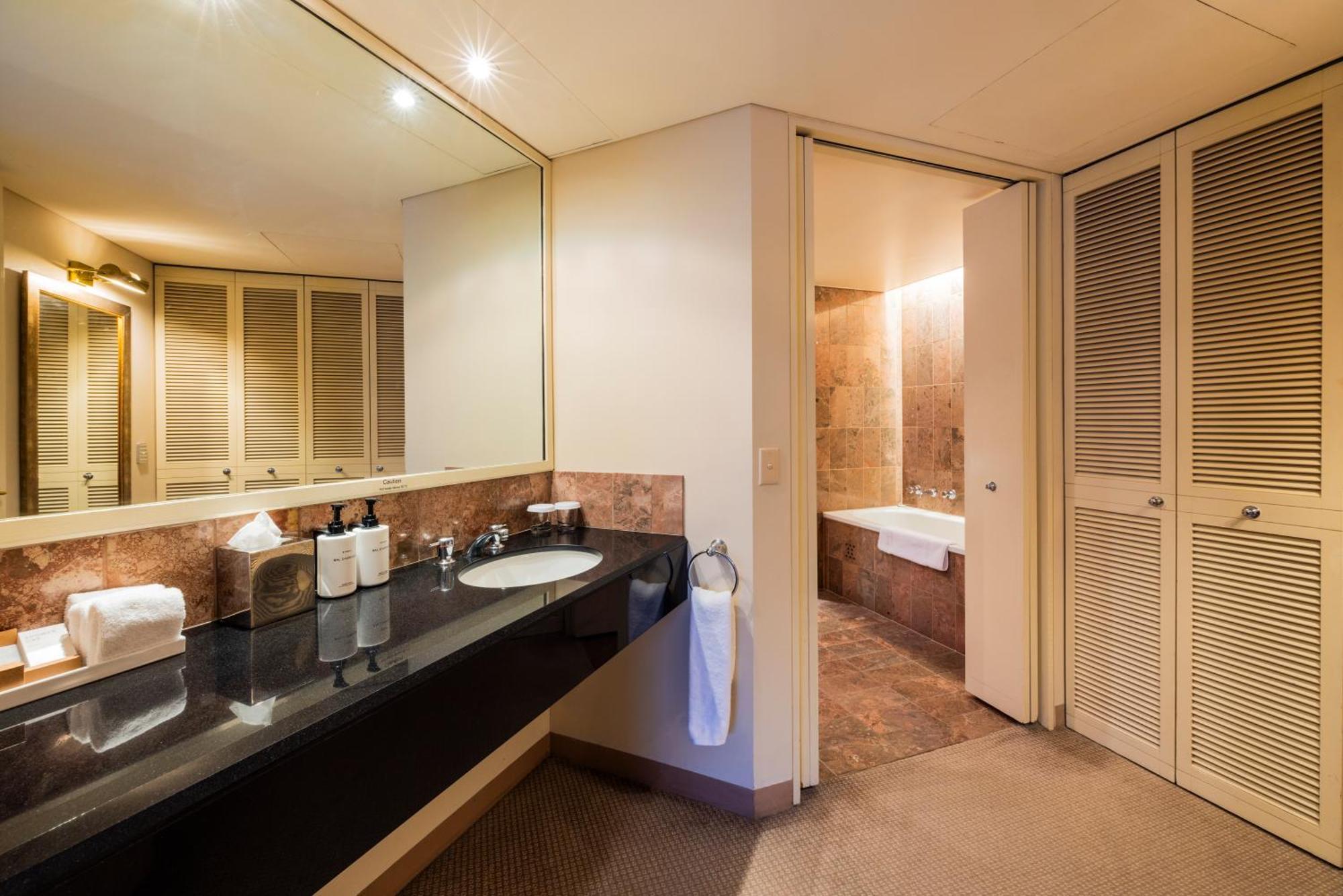 InterContinental Adelaide, an IHG hotel Buitenkant foto A bathroom in a hotel